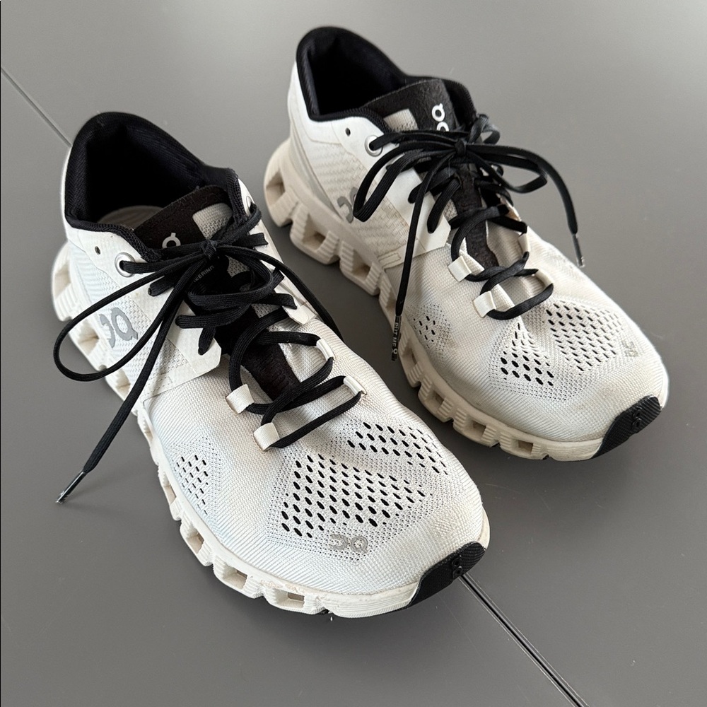 On Running Cloud X White and Black Sneakers Size 6